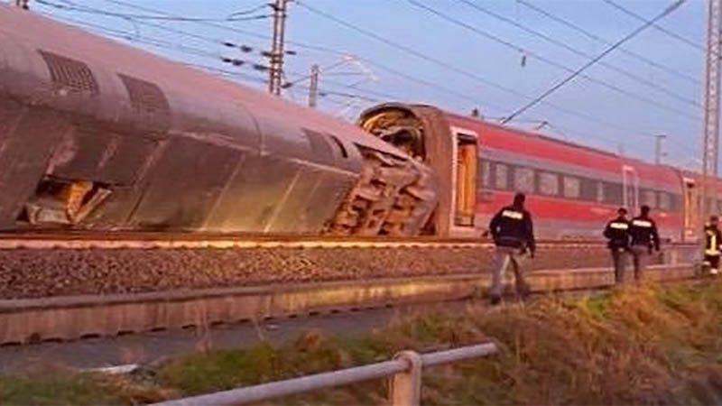 Dos muertos y 30 heridos al descarrilar un tren en el norte de Italia