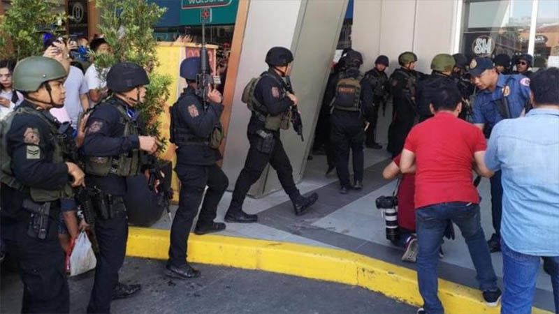 Hombre armado toma 30 rehenes en centro comercial de Filipinas