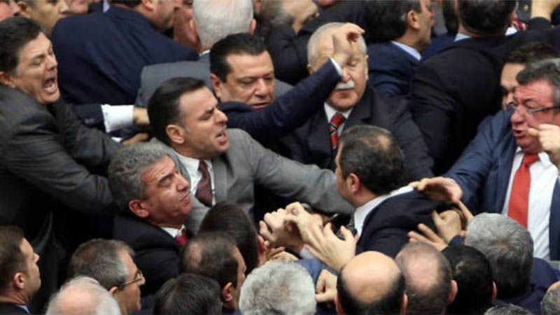 Batalla campal entre legisladores en el Parlamento turco