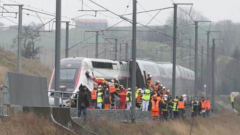 Al menos 21 heridos al descarrilar un tren de pasajeros en Francia