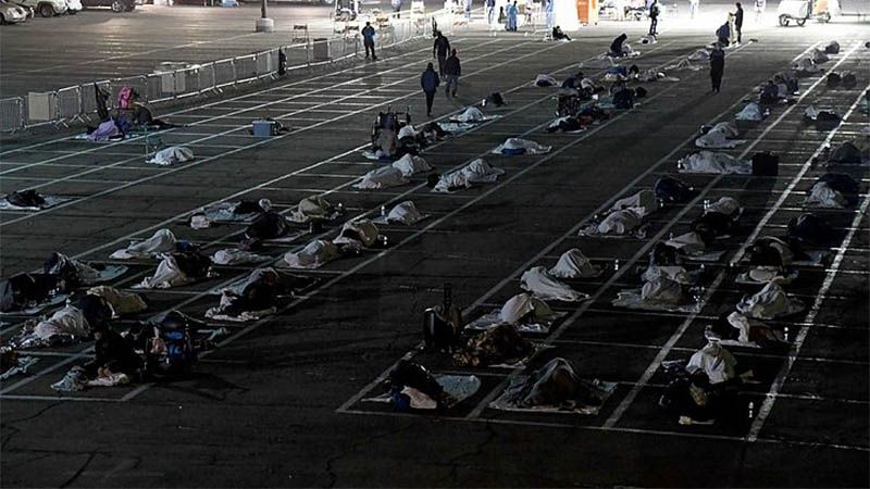 En Las Vegas acogen a los &ldquo;sin techo&rdquo; en un parking para dormir en el suelo