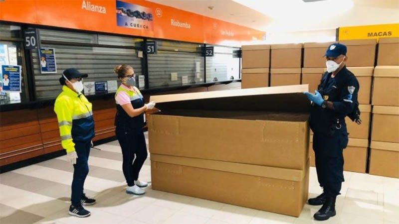 Ata&uacute;des de cart&oacute;n para los cad&aacute;veres hacinados en Ecuador