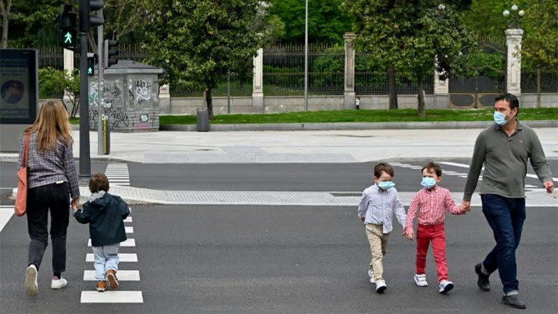Tras seis semanas de encierro, los ni&ntilde;os espa&ntilde;oles salen a la calle