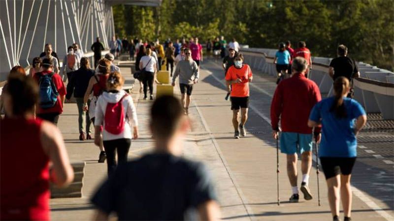 Los espa&ntilde;oles disfrutan de su primer paseo al aire libre tras 49 d&iacute;as de confinamiento