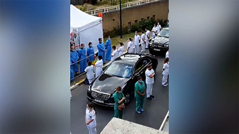Los sanitarios belgas reciben de espaldas a la primera ministra Sophie Wilm&egrave;s