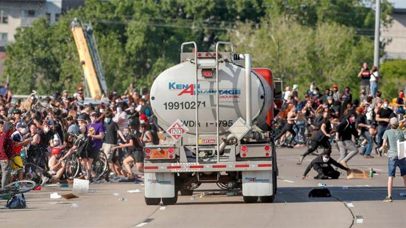 Un cami&oacute;n embiste contra una protesta en Minneapolis