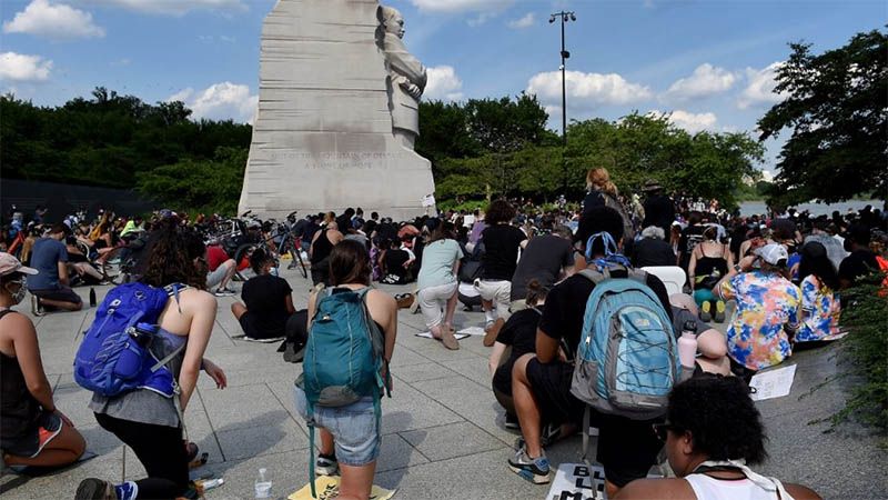 Miles de manifestantes se arrodillan en monumento a Martin Luther King