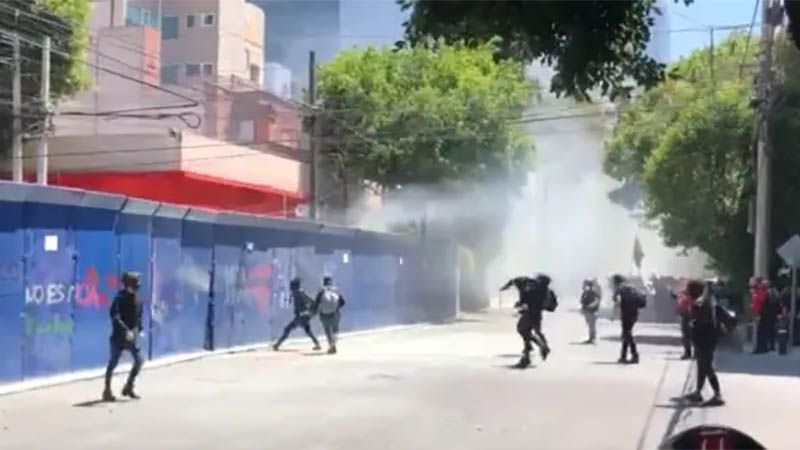Encapuchados atacan la Embajada de EEUU en M&eacute;xico