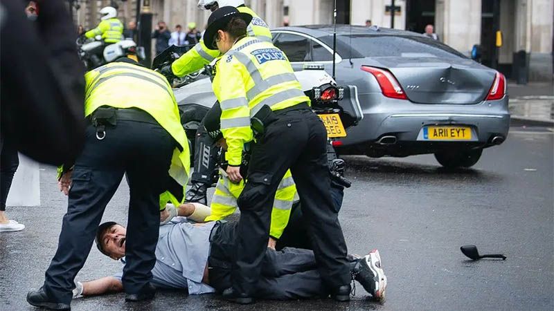 Un manifestante provoca una colisi&oacute;n entre coches de la caravana de Boris Johnson