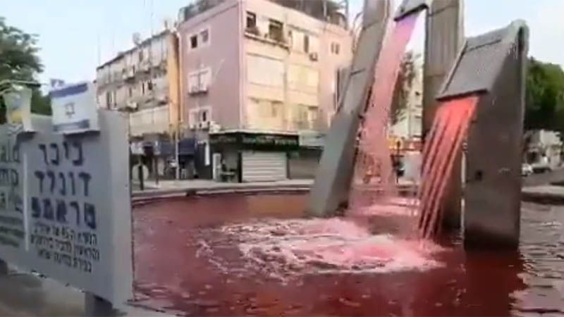 Fuente de la plaza Trump en la entidad sionista aparece te&ntilde;ida de rojo en protesta contra la anexi&oacute;n
