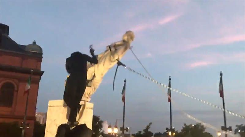 Manifestantes derriban la estatua de Col&oacute;n en Baltimore y la tiran al agua
