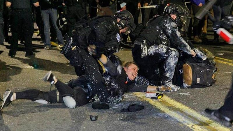 Miles de trabajadores protestan contra brutalidad policial en EEUU