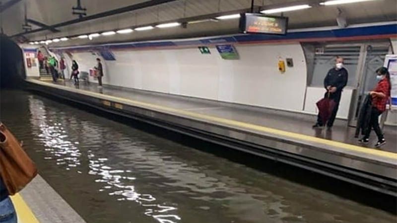 Las primeras lluvias de oto&ntilde;o inundan el metro de Madrid