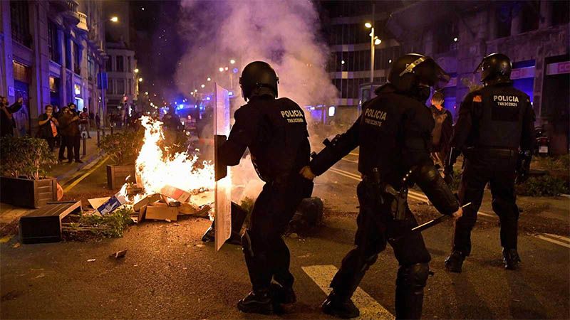 Medio centenar de arrestados en altercados contra las medidas anti-COVID en Espa&ntilde;a