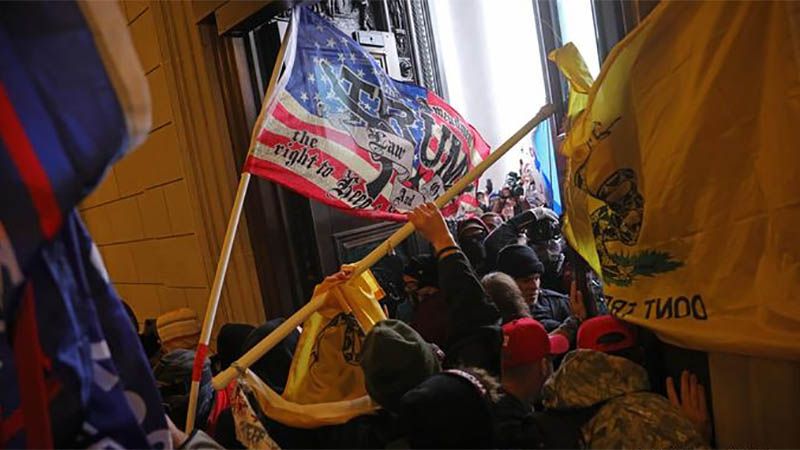 FBI cifra en m&aacute;s de cien los detenidos por asalto al Capitolio