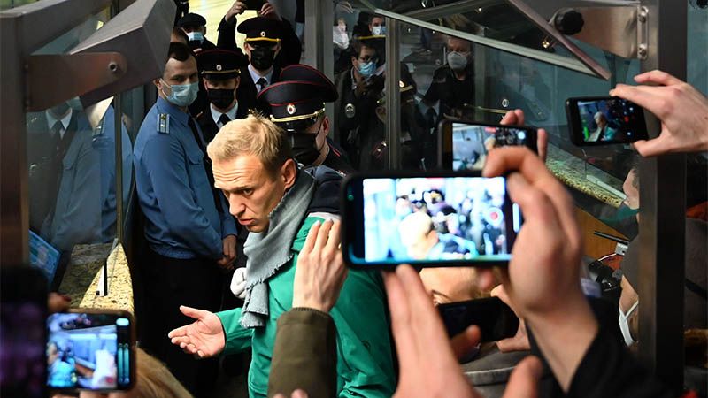 Detienen a Navalni al regresar a Rusia