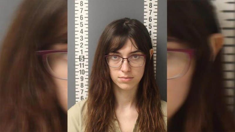 Detienen a la mujer que rob&oacute; laptop de Pelosi en el asalto al Congreso