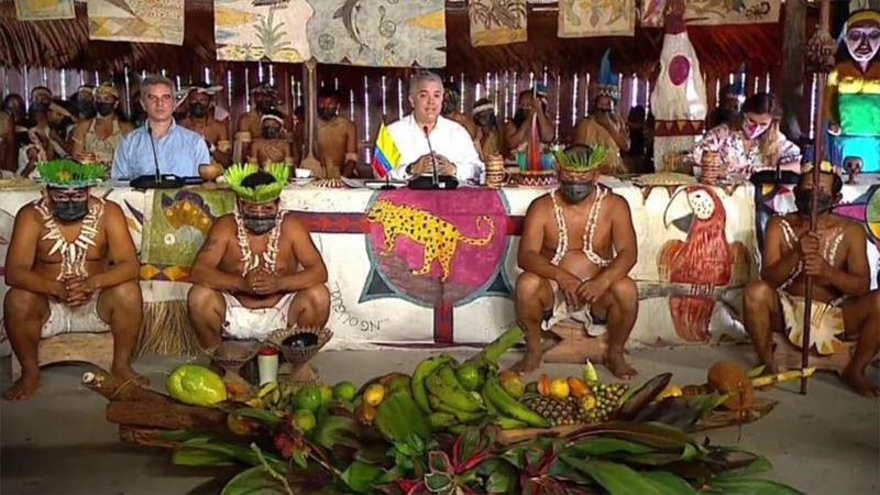 Pol&eacute;mica foto de Duque con ind&iacute;genas desata una lluvia de cr&iacute;ticas