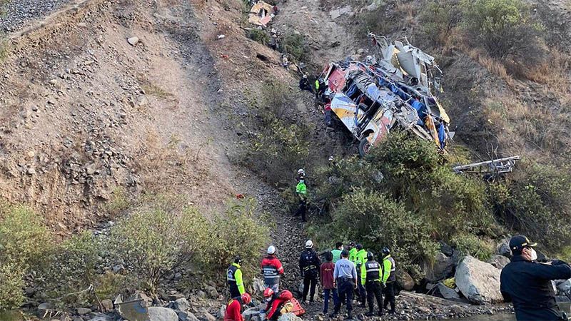 Suben a 33 los muertos en autob&uacute;s que se estrell&oacute; y cay&oacute; a barranco en Per&uacute;
