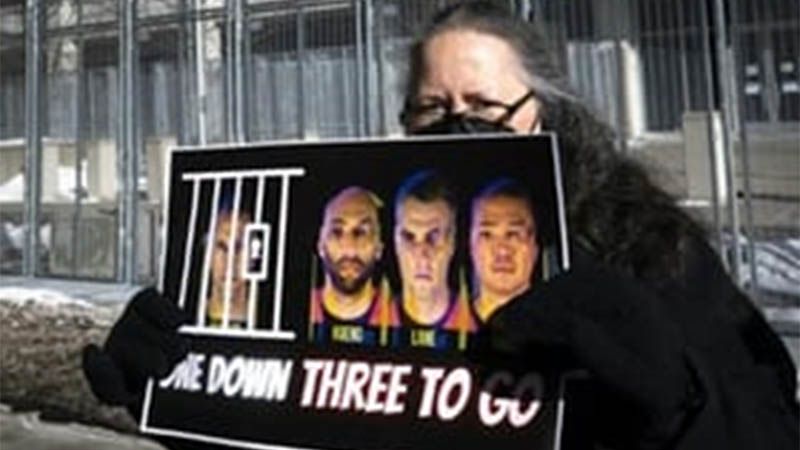 Tres polic&iacute;as juzgados por permanecer pasivos durante el asesinato de George Floyd