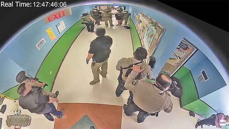 Un video muestra la inacci&oacute;n de la polic&iacute;a durante la matanza en la escuela de Uvalde