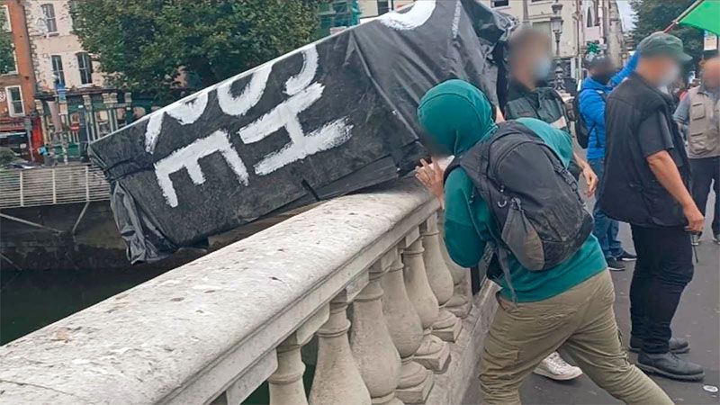 Irlandeses lanzan un ata&uacute;d con la leyenda &ldquo;RIP Imperio Brit&aacute;nico&rdquo; a un r&iacute;o de Dubl&iacute;n