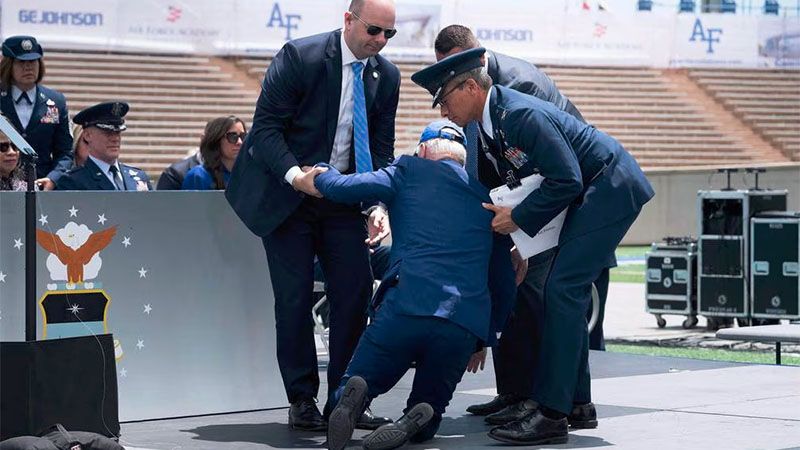 Joe Biden se cae durante una ceremonia en Colorado