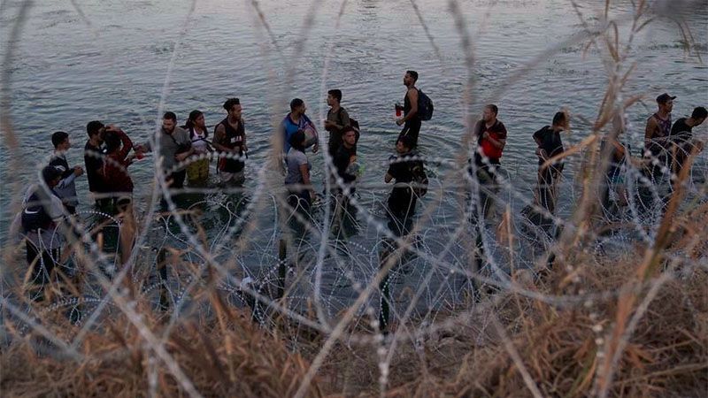 Juez de EEUU bloquea ley de Texas que permite detenci&oacute;n de migrantes