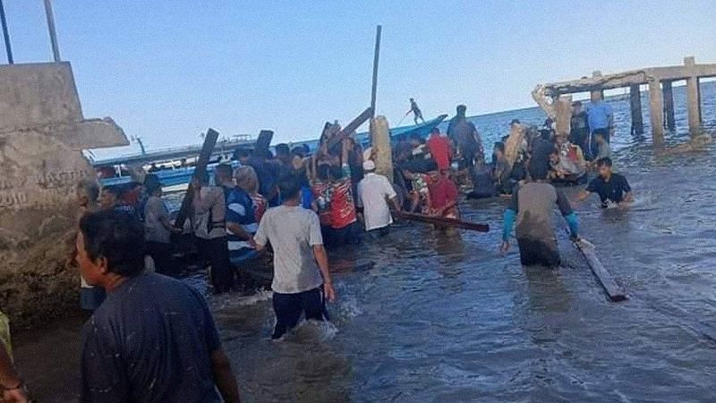 M&aacute;s de siete muertos tras derrumbarse un puente en Indonesia