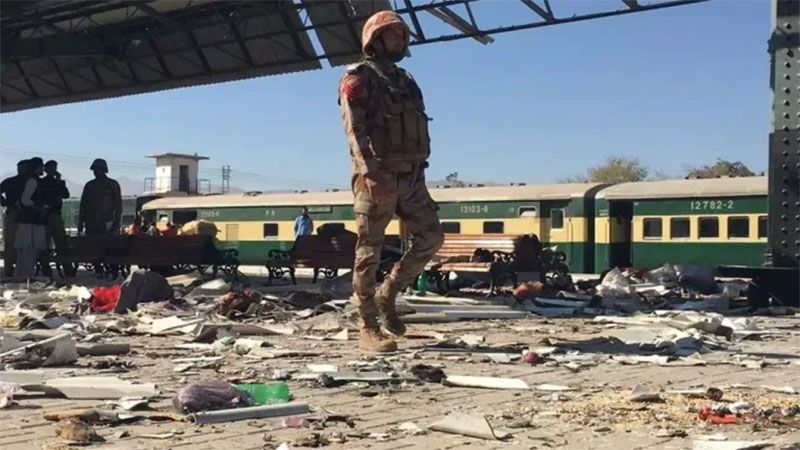 Pakist&aacute;n informa de 21 pasajeros y 33 atacantes muertos tras el secuestro de un tren