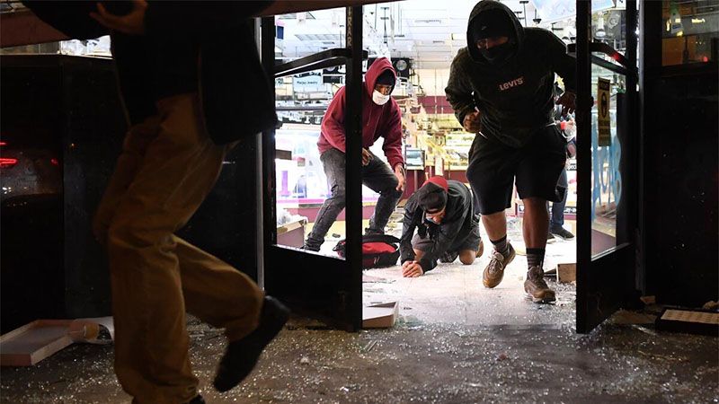 Saqueos masivos en medio del caos en Los Ángeles