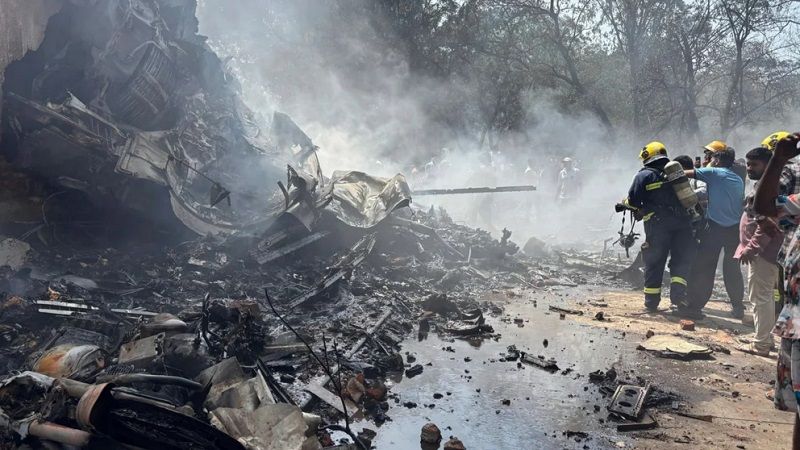 Hallan a un sobreviviente dentro del Boeing siniestrado en la India