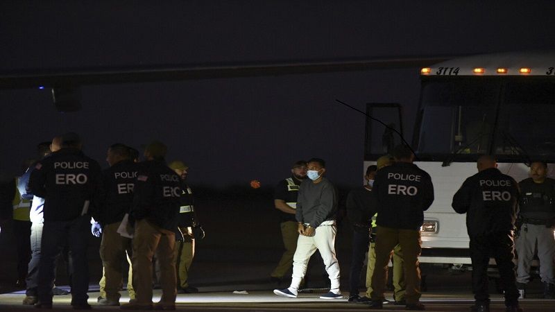 Detienen a una decena de personas por abrir fuego contra agentes de inmigraci&oacute;n frente a un centro de detenci&oacute;n de Texas