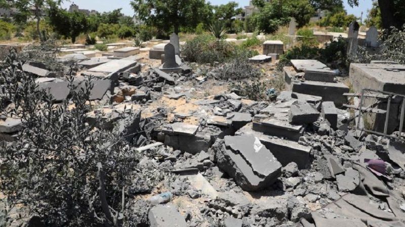 El ejército de ocupación israelí arrasa y exhuma las tumbas de un cementerio en el sur de Gaza
