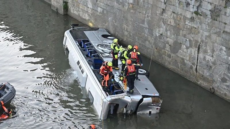 Ben&iacute;n: Al menos un fallecido y 44 desaparecidos tras caer un autob&uacute;s al r&iacute;o Ouem&eacute;