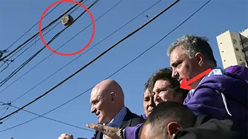 Milei es atacado con piedras en un acto de campaña en Argentina