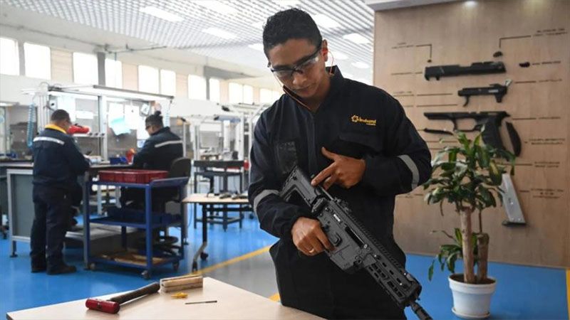 Colombia fabrica primeros fusiles que sustituir&aacute;n a los modelos israel&iacute;es