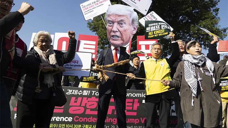 La Polic&iacute;a surcoreana desaloja a manifestantes anti Trump durante reuni&oacute;n de APEC