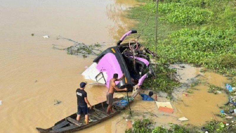 Mueren trece personas por la caída de un autobús a un río en Camboya