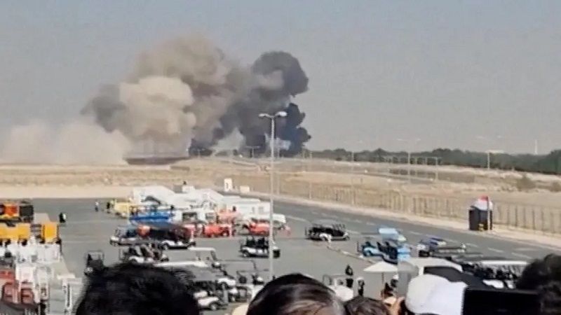 Muere un piloto indio tras estrellase su caza durante una exhibición aérea en EAU