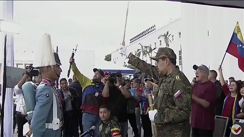Maduro exhibe la espada de Sim&oacute;n Bol&iacute;var en marcha contra el imperialismo en Caracas