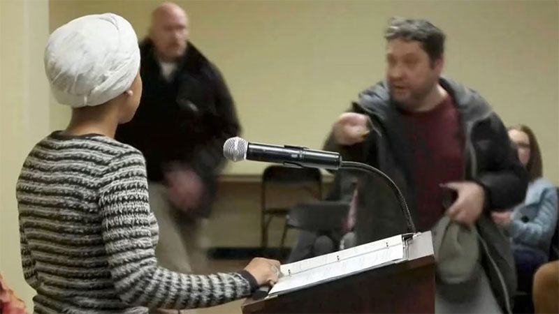 Un hombre roc&iacute;a con una sustancia qu&iacute;mica a la congresista Ilhan Omar durante un m&iacute;tin en Minneapolis