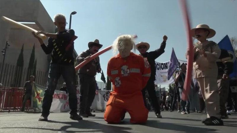 Mexicanos simulan el arresto de Trump para exigir la liberaci&oacute;n de Maduro