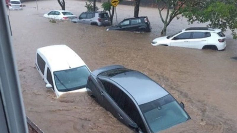 Coches flotan en las calles por las fuertes inundaciones en Brasil (video)