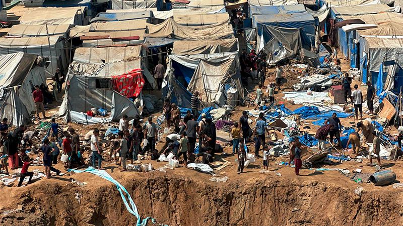 Ataque israel&iacute; causa un cr&aacute;ter gigante tras bombardear un campamento de desplazados en Gaza