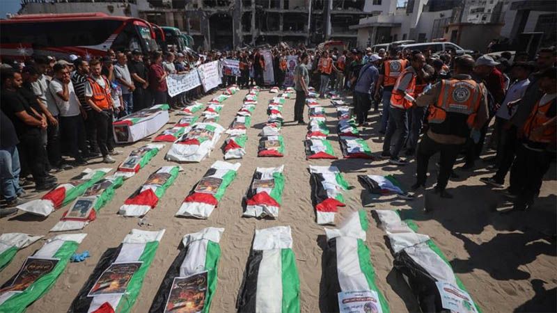 Unos 50 cuerpos recuperados de entre los escombros reciben sepultura en Gaza
