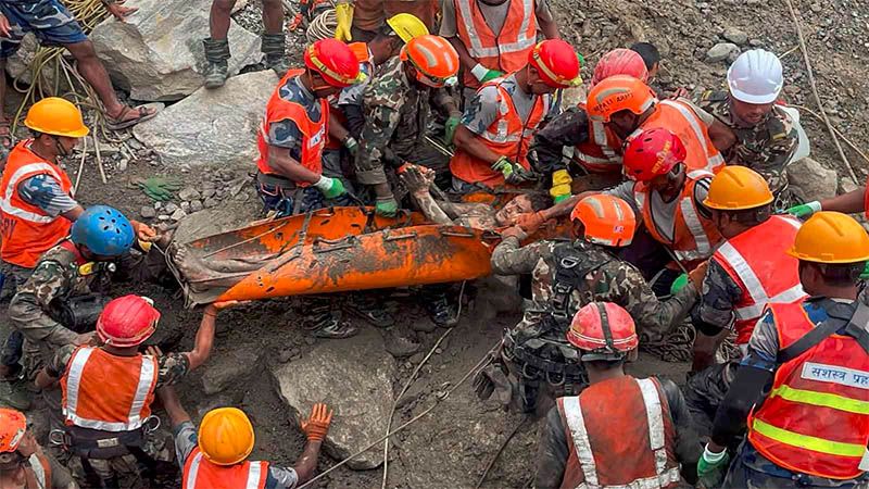 Nepal eleva a 1344 los muertos mientras contin&uacute;an las operaciones de rescate y b&uacute;squeda