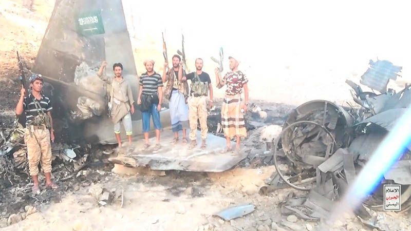 Yemen muestra la ca&iacute;da y los restos en llamas de un caza saud&iacute; F-15 derribado (video)