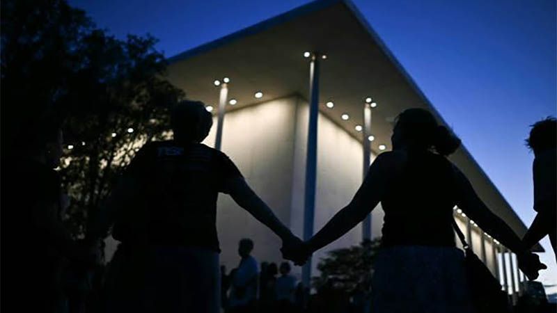 Una cadena humana rodea el Kennedy Center amenazado de demolici&oacute;n por Trump