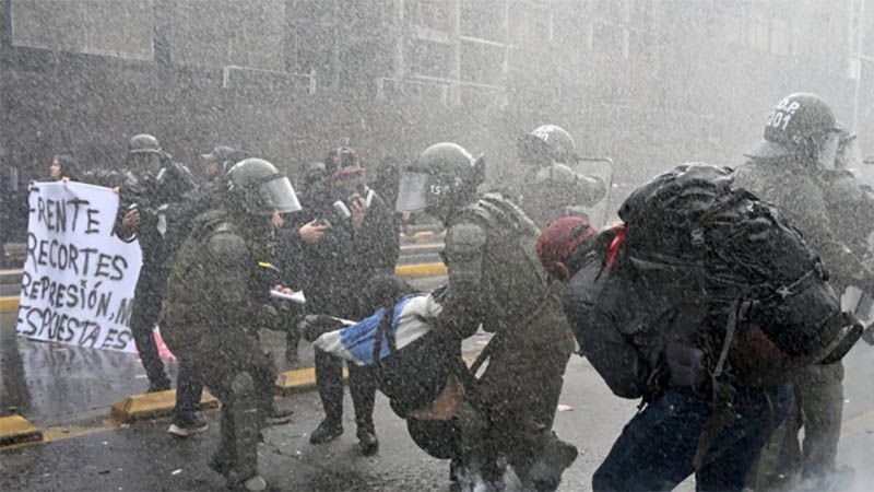 Choques entre estudiantes y la polic&iacute;a en Chile en una protesta contra recortes en educaci&oacute;n